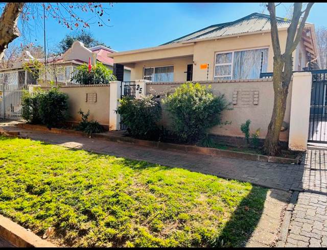 3 BEDROOM HOUSE FOR SALE IN BEZUIDENHOUT VALLEY